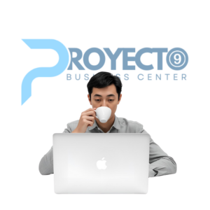 Profesional en coworking con oficinas modernas en Proyecto 9 Business Center, Cuernavaca