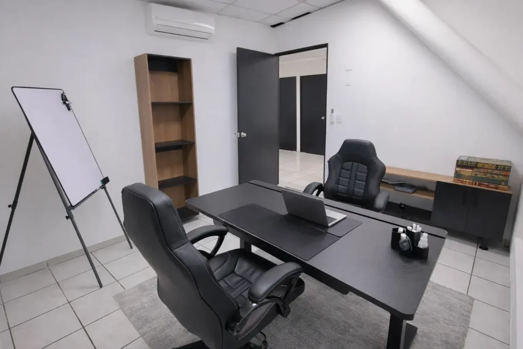 oficina privada en Cuernavaca para renta mensual en Proyecto 9 Business Center con mobiliario ejecutivo
