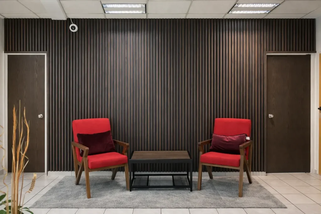 sala de espera moderna en Proyecto 9 Business Center con sillones ejecutivos y mesa central en espacio corporativo